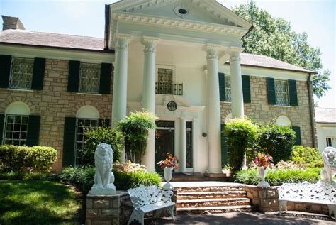 Elvis Presley Graceland Mansion in Pictures | Pommie Travels