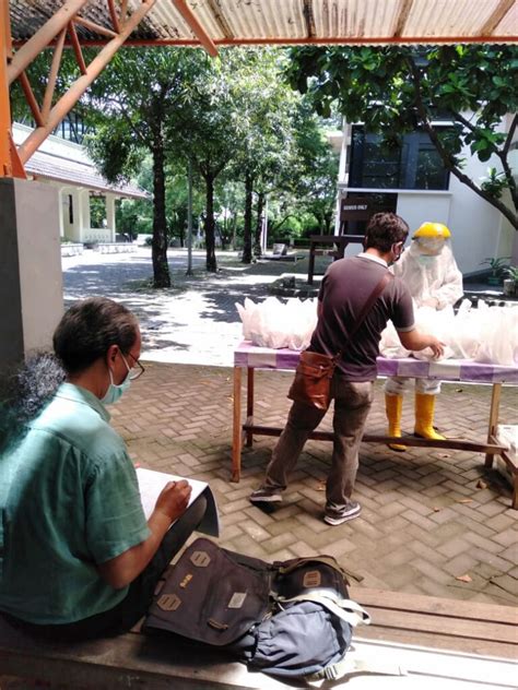 Distribusi Makanan Untuk Mahasiswa Hasil Donasi Dari Dosen Karyawan