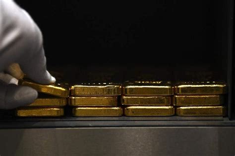 Gold Rises As Dollar Yields Slip After Fed Hike Powell Comments