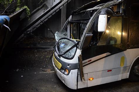 Rio Teto De T Nel Desaba E Atinge Nibus Cidade Entra Em Est Gio De