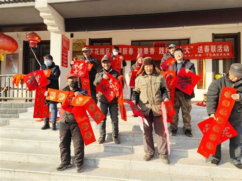 张家口下花园区志愿者：墨香迎新春 春联送祝福 志愿服务送温暖 河北文明网