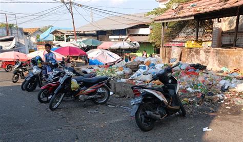 Bau Tak Sedap Akibat Sampah Ubah Suasana Pasar Baru Baturaja Terkesan