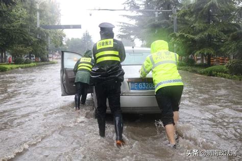 高新交警雨天执勤保安全（组图） 高新 渭南政法网