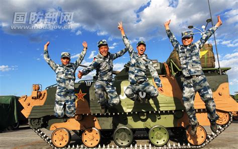 中国伞兵战车从天而降 一弯月亮做背景组图战车组图空降兵新浪新闻