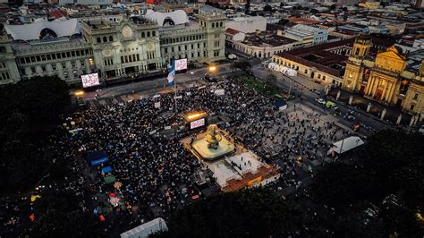 Entre Incertidumbre Baile Y Fuegos Artificiales Así Se Esperó En La Plaza Central El Discurso