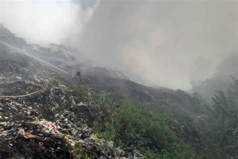 Kabut Asap Pekat Petugas Kewalahan Padamkan Kebakaran Tpa S