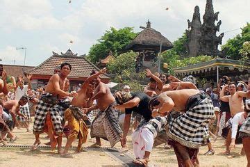 Mengenal Tradisi Perang Ketupat Di Bali