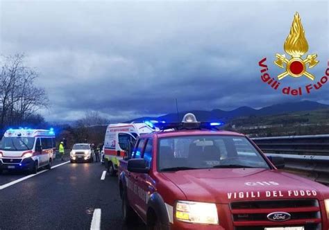 Tragedia In Autostrada Morto Operaio Asfalto Scivoloso Per Maltempo