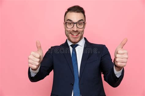 Joven Sonriente Con Traje Haciendo Pulgares Arriba Imagen De Archivo