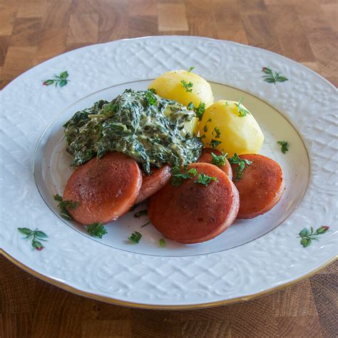 Falukorv Med Stuvad Spenat Och Kokt Potatis Johans Mat