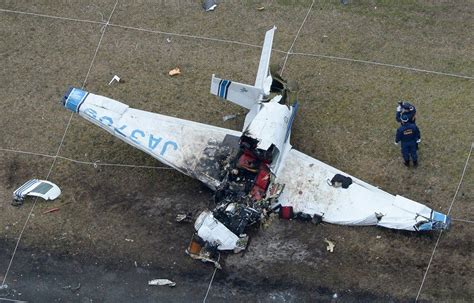 小型機墜落 ：航空事故調査官が八尾空港の滑走路を検証 写真特集18 毎日新聞