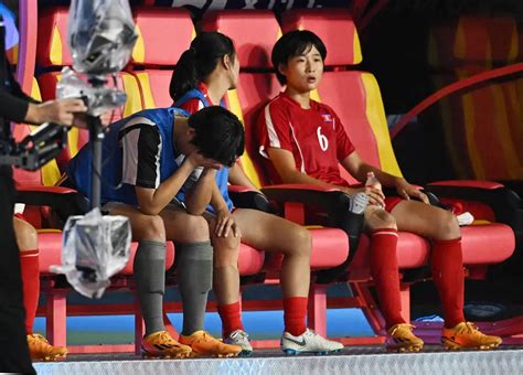 ＜アジア大会女子サッカー決勝 日本・北朝鮮＞後半、途中交代となりベンチで涙する北朝鮮代表gkキム・ウンヒ（左）（ロイター） ― スポニチ Sponichi Annex サッカー