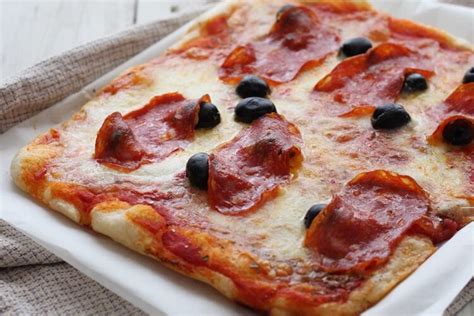 Pizza de pepperoni - Simplemente Recetas