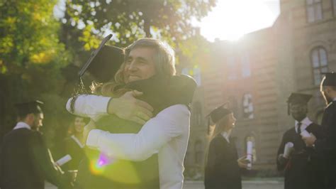 V Deo Gratis Vista Trasera De La Graduada Rubia Que Se Felicita Con