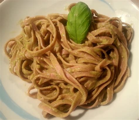 Fettuccine Al Pesto Di Avocado — Avocado Pesto Fettucine Healthy Food