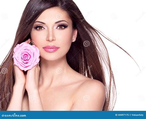 Belle Jolie Femme Avec La Longue Rose De Cheveux Et De Rose Au Visage