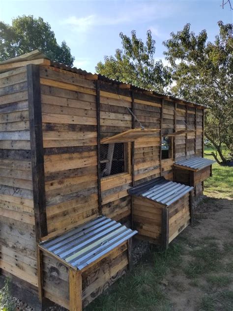 Chicken Coop Made Out Of Pallets Chicken Coop Pallets Walk In Chicken Coop Backyard Chicken