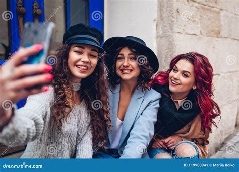 Três Mulheres Bonitas Que Tomam O Selfie Na Rua Da Cidade Amigos Que