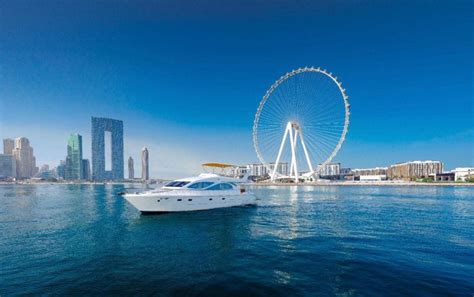 Visita A La Ciudad De Dubai Con Yate De Lujo Al Atardecer En El Puerto