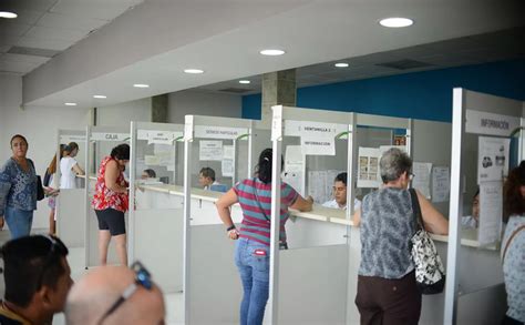 Automovilistas invaden Recaudadora de Rentas en Cancún