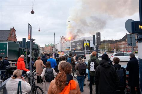 Ermittlungen nach Großbrand in Kopenhagens historischer Börse laufen