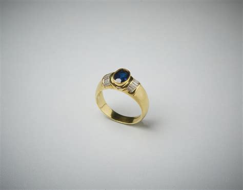 Anello In Oro Giallo A Fascetta Con Zaffiro Blu Ovale Di