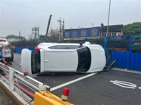 新北女熬夜疲勞駕車 撞上捷運萬大線圍籬翻覆 社會 自由時報電子報