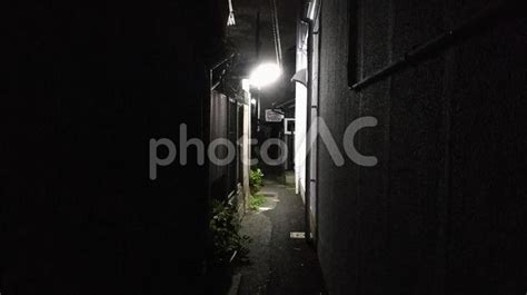 夜の路地裏 No 26551835｜写真素材なら「写真ac」無料（フリー）ダウンロードok