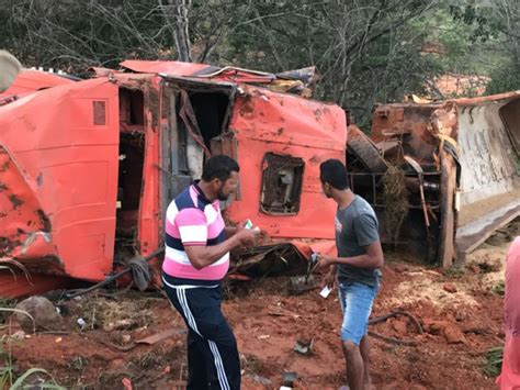 G Motorista Morre Esmagado Ap S Carreta Capotar Em Rodovia Na Bahia