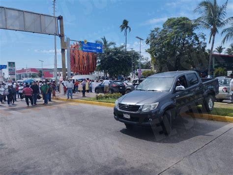 Marchan Y Bloquean Ahora Frente Al Acceso A Revolcadero Los Maestros