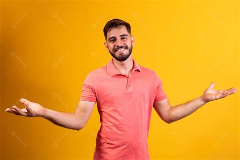 homem bonito sorrindo braços abertos sobre fundo amarelo download