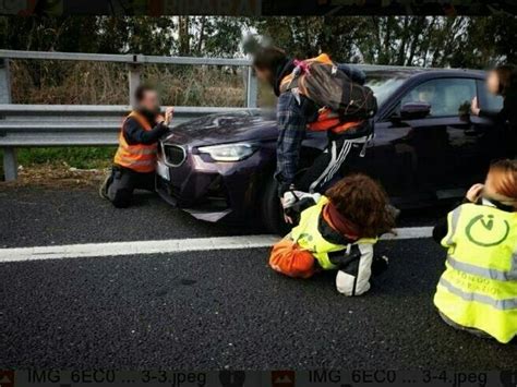 Attivisti Per Il Clima Si Incollano Alla Strada Automobilista Perde La