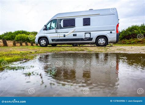 Campervan Ou Motorhome Que Acampam No Dia Chuvoso Poças Da Chuva