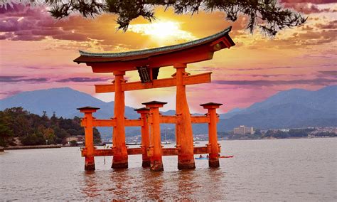 海に浮かぶ鳥居「厳島神社」の歴史・見どころは？ 子どもを連れて行く際の注意点も確認 Hugkum（はぐくむ）