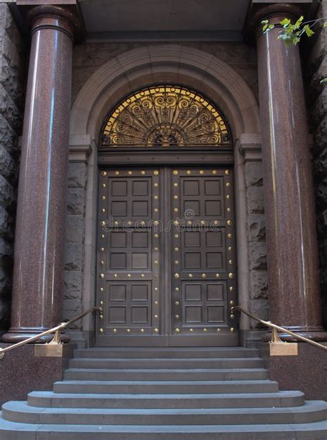 Puertas De Entrada De Madera Del Vintage Al Edificio De La Ciudad Foto