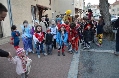 Lécole a fait son carnaval dans les rues Vendranges 42590