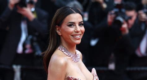 Eva Longoria irrésistible en bikini rose elle dévoile son corps tonique