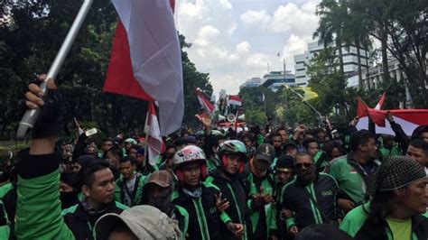 Ojek Online Demo Di Depan Dpr Mpr Ojek Pangkalan Rayu Penumpang