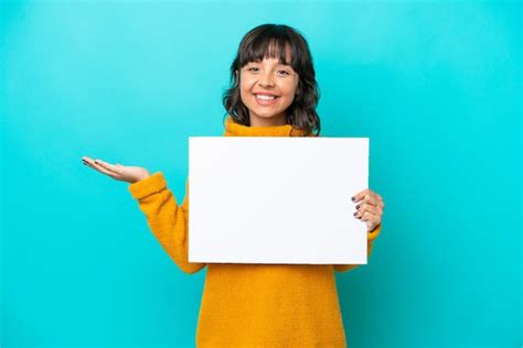 Jovem Mulher Latina Isolada Em Fundo Azul Segurando Um Cartaz Vazio