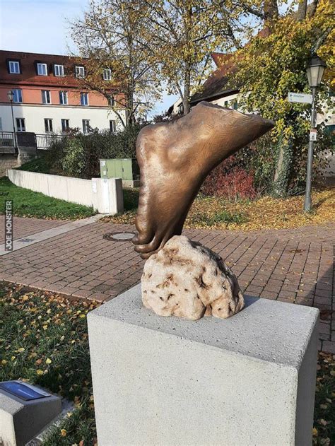 Chciałbym poznać historię tego pomnika Joe Monster