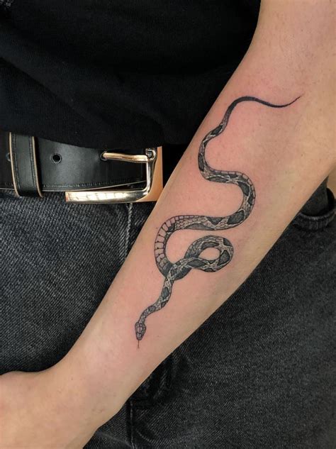 Update 85+ minimalist snake tattoo latest - in.cdgdbentre