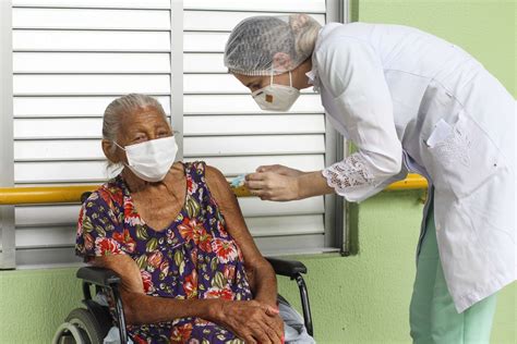 Idosos Do Abrigo Olavo Bilac Recebem Primeira Dose Da Vacina Contra