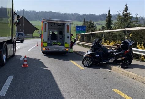 Wädenswil ZH Töfffahrerin 55 bei Unfall schwer verletzt Polizeinews ch