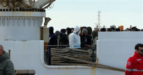 Migranti La Nave Diciotti Arrivata A Pozzallo Con 300 Persone A Bordo