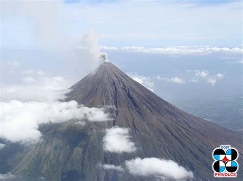 Mayon eruption continues with no sign of abating, 87 452 people ...