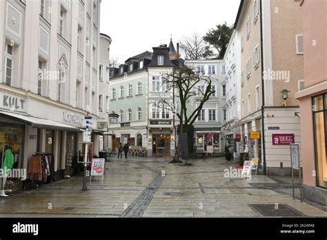 Altstadt von Passau an der Donau bei Regen im Winter, Bayern - Old town ...