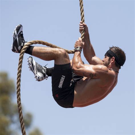 A escalada na corda rope climbing é um exercício funcional que pode