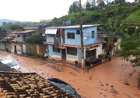 Chuva Forte Alaga Ruas Atinge Im Veis E Faz Rio Transbordar No Sul Do