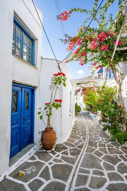 Fotografía artística White Cycladic houses with blue door imageBROKER