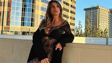 Elisabetta Canalis Sfida Il Freddo Con La Tuta Di Pizzo Trasparente E L